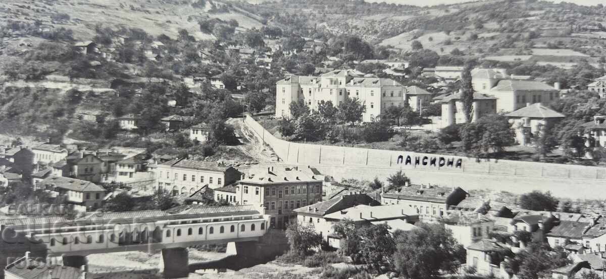 Livrarea Nu pot traduce "LOVECH" în română, deoarece este