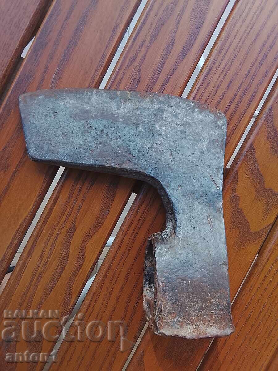 Un topor vechi cu preț € 7.00 | 13.69 BGN