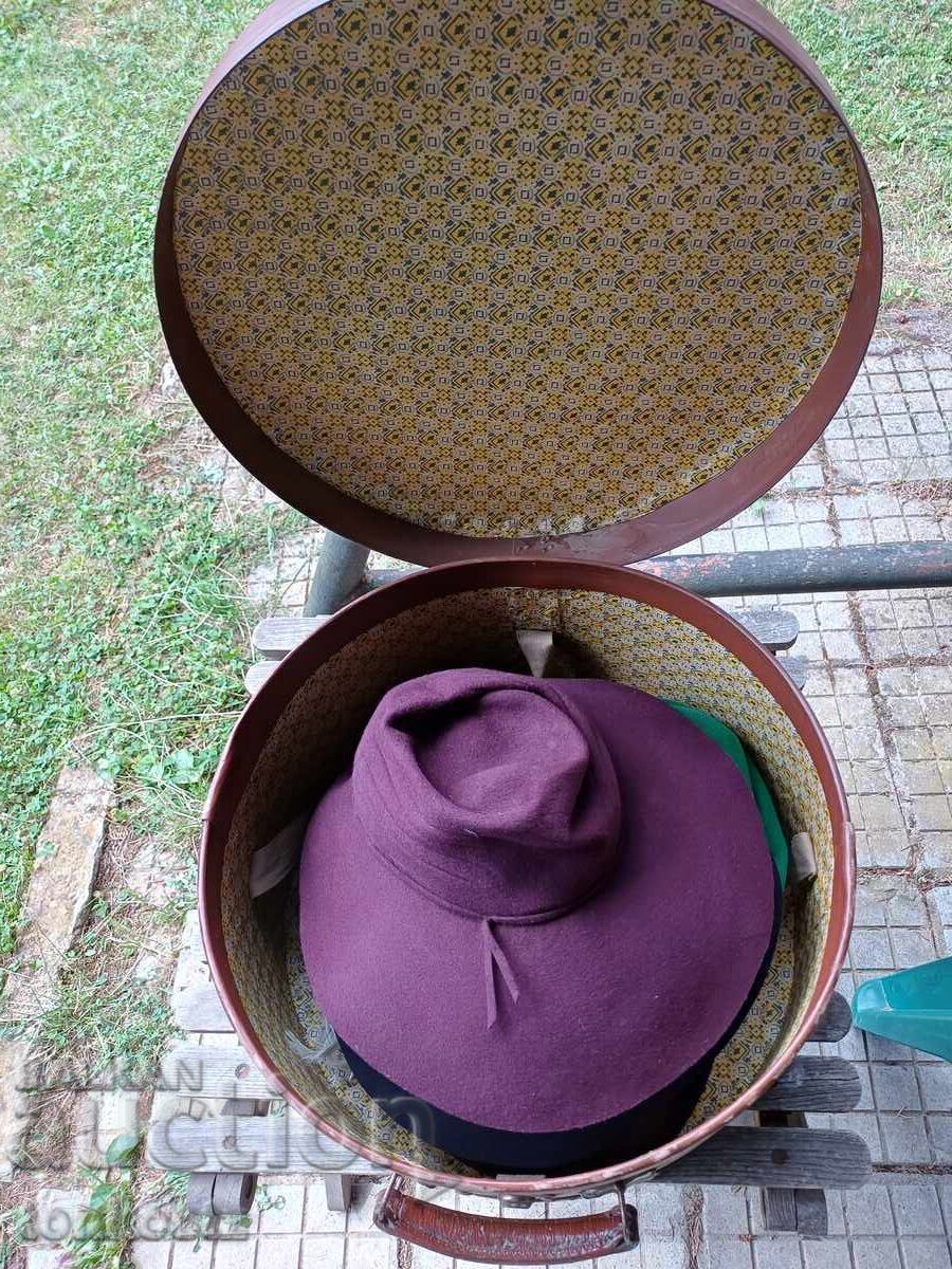 Cutie pentru pălării 1930-40 cu preț € 20.00 | 39.12 BGN