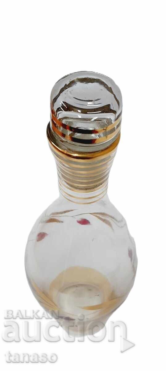 Delivery of Hand-cut and hand-painted vintage decanter – 25 oz – 25.5