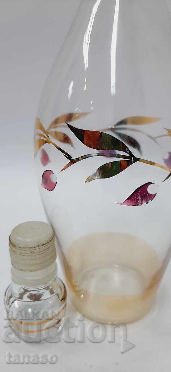 Hand-cut and hand-painted vintage decanter – 25 oz – 25.5 - 7