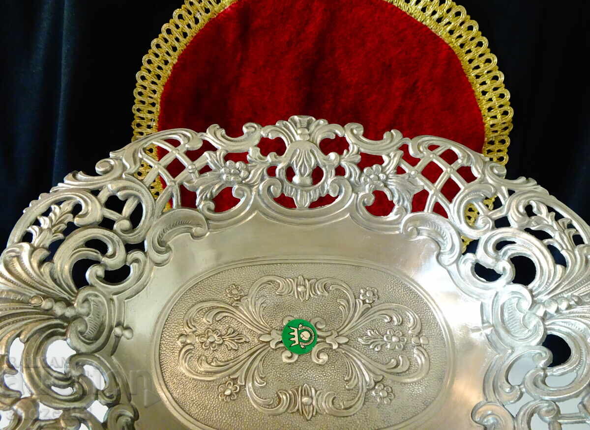 Auction  Pewter fruit bowl, Art Nouveau embossed ornaments
