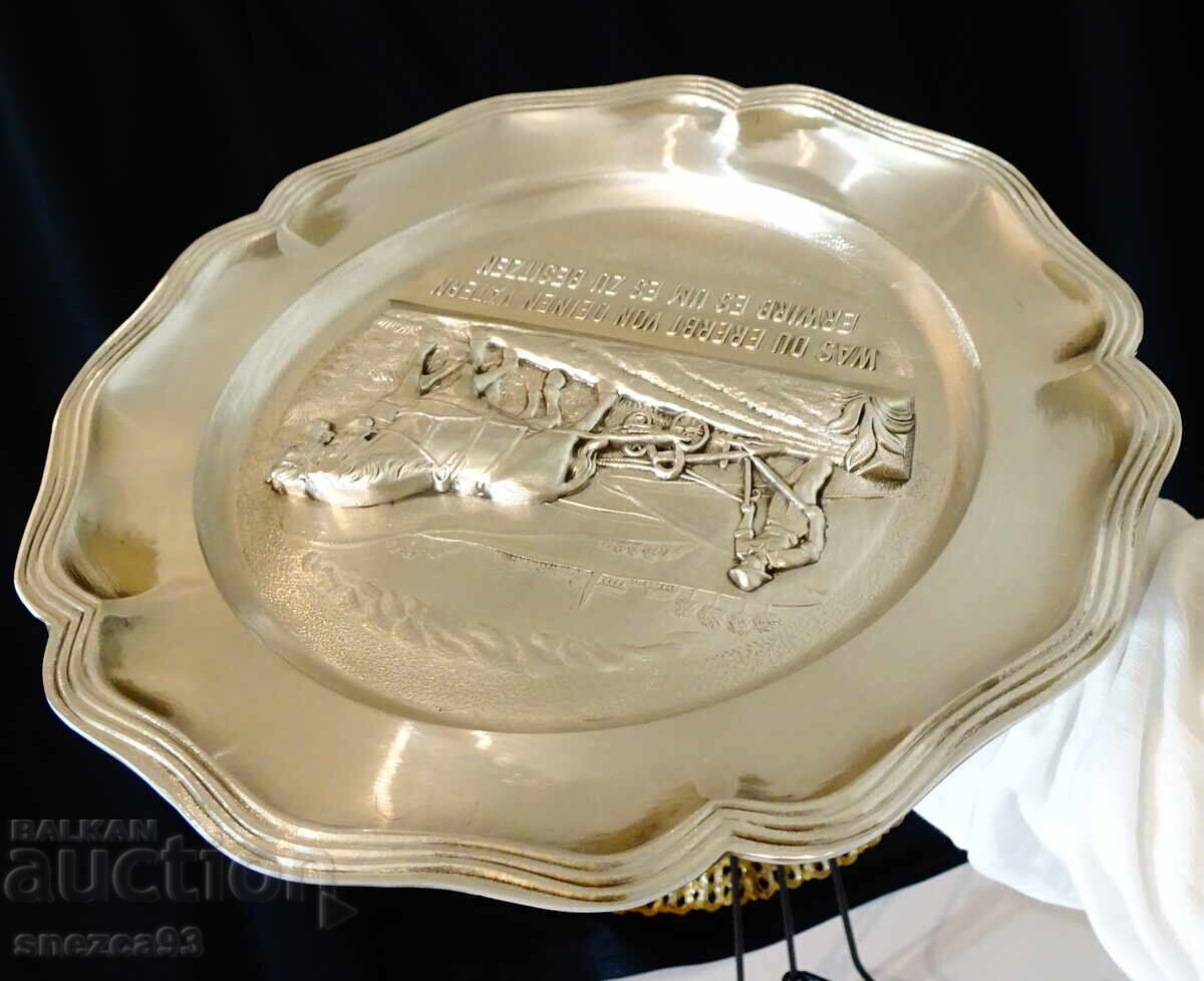 Δημοπρασία Κασσιτερένιο πιάτο με οργωτή, άλογα, μήνυμα Δημοπρασία Κασσιτερένιο πιάτο με οργωτή, άλογα, μήνυμα