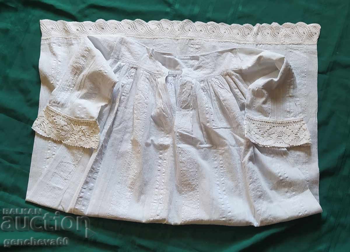 Δημοπρασία Κεντητό μακρύ πουκάμισο και κόκκινη μαντίλα