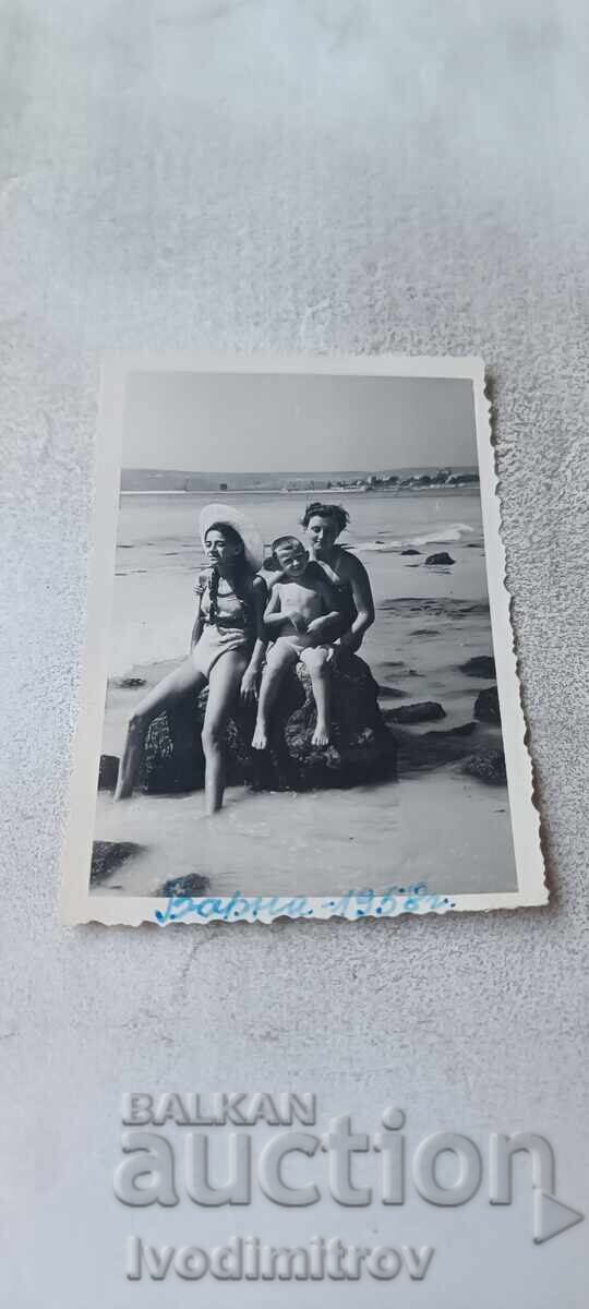 Photo Varna Woman boy and girl on a rock by the seaside