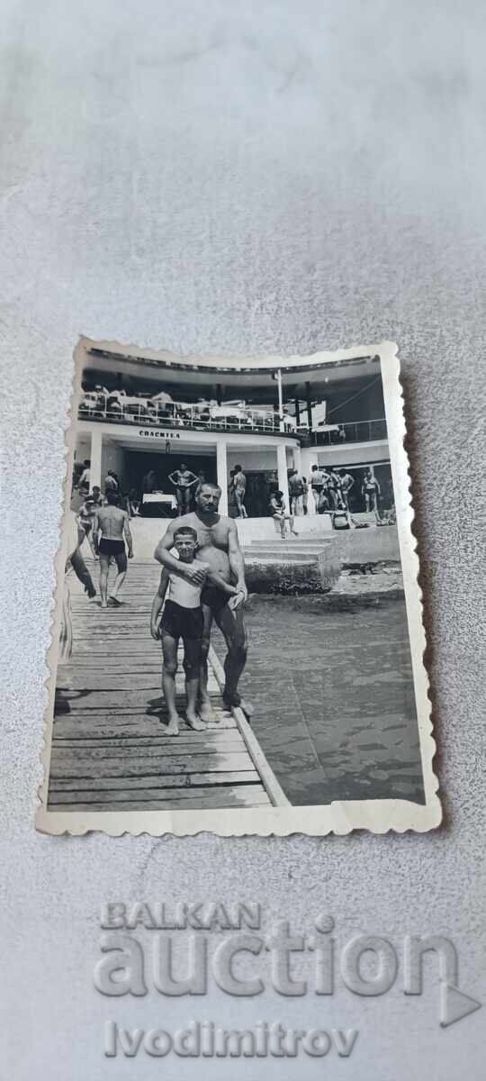 Fotografie Bărbat și băiat pe dig