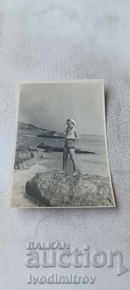 Φωτογραφία Βάρνα Κοριτσάκι σε βράχο δίπλα στη θάλασσα 1956
