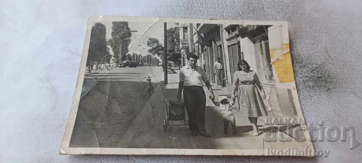 Φωτογραφία Σόφια Άνδρας γυναίκα και ένα μικρό αγοράκι σε βόλτα