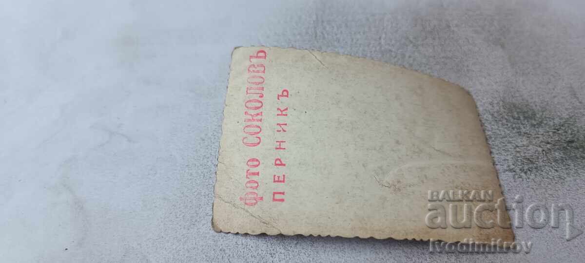 Fotografie Pernik Ofițer și două femei cu preț € 1.04 | 2.03 BGN