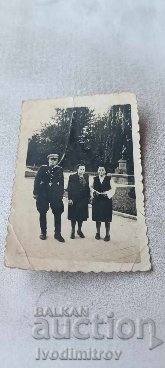 Fotografie Pernik Ofițer și două femei