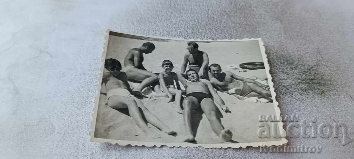 Photo Men and children on the beach