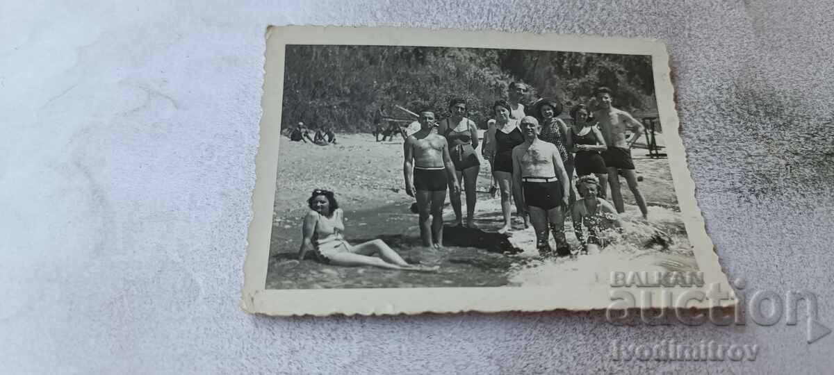 Fotografie bărbați și tinere pe malul mării