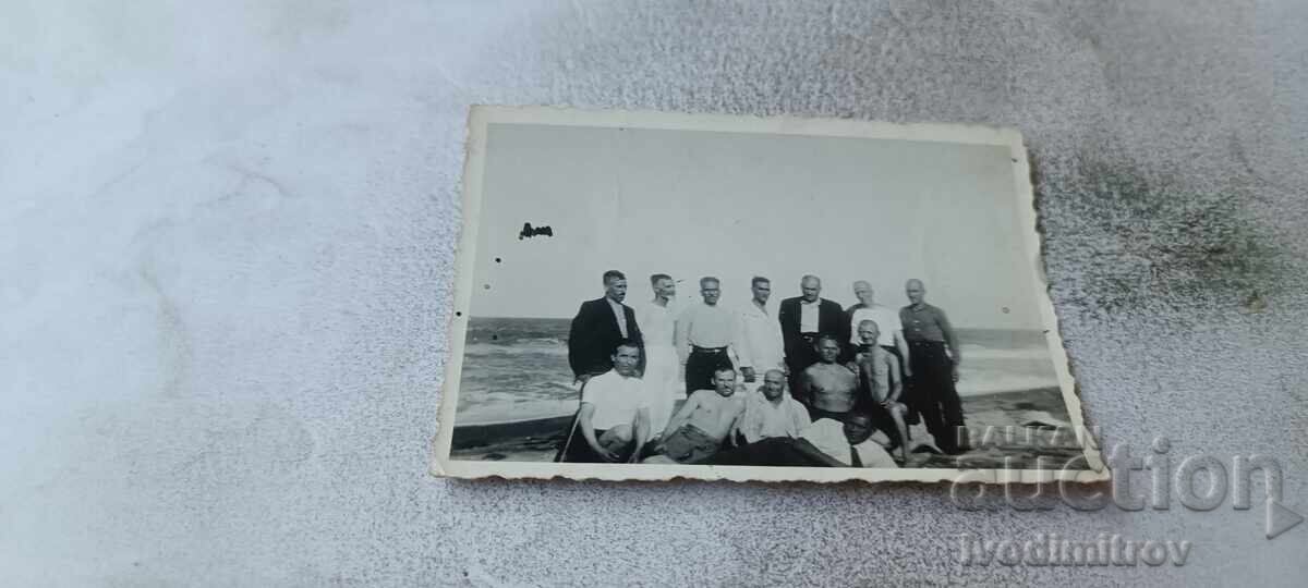 Photograph Officers and soldiers on the seashore