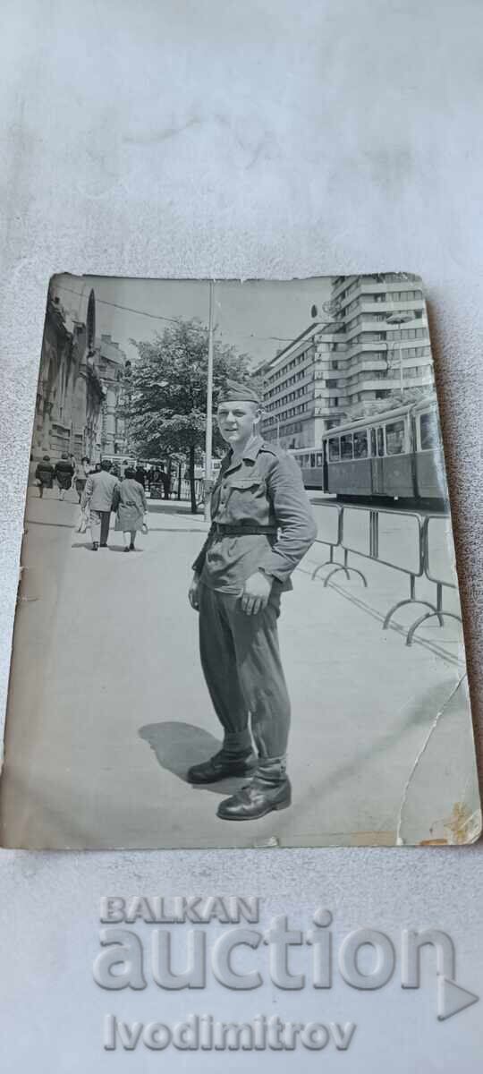 Fotografie Sofia Soldat pe trotuarul din fața Halelor Centrale 1970