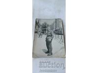 Fotografie Sofia Soldat pe trotuarul din fața Halelor Centrale 1970