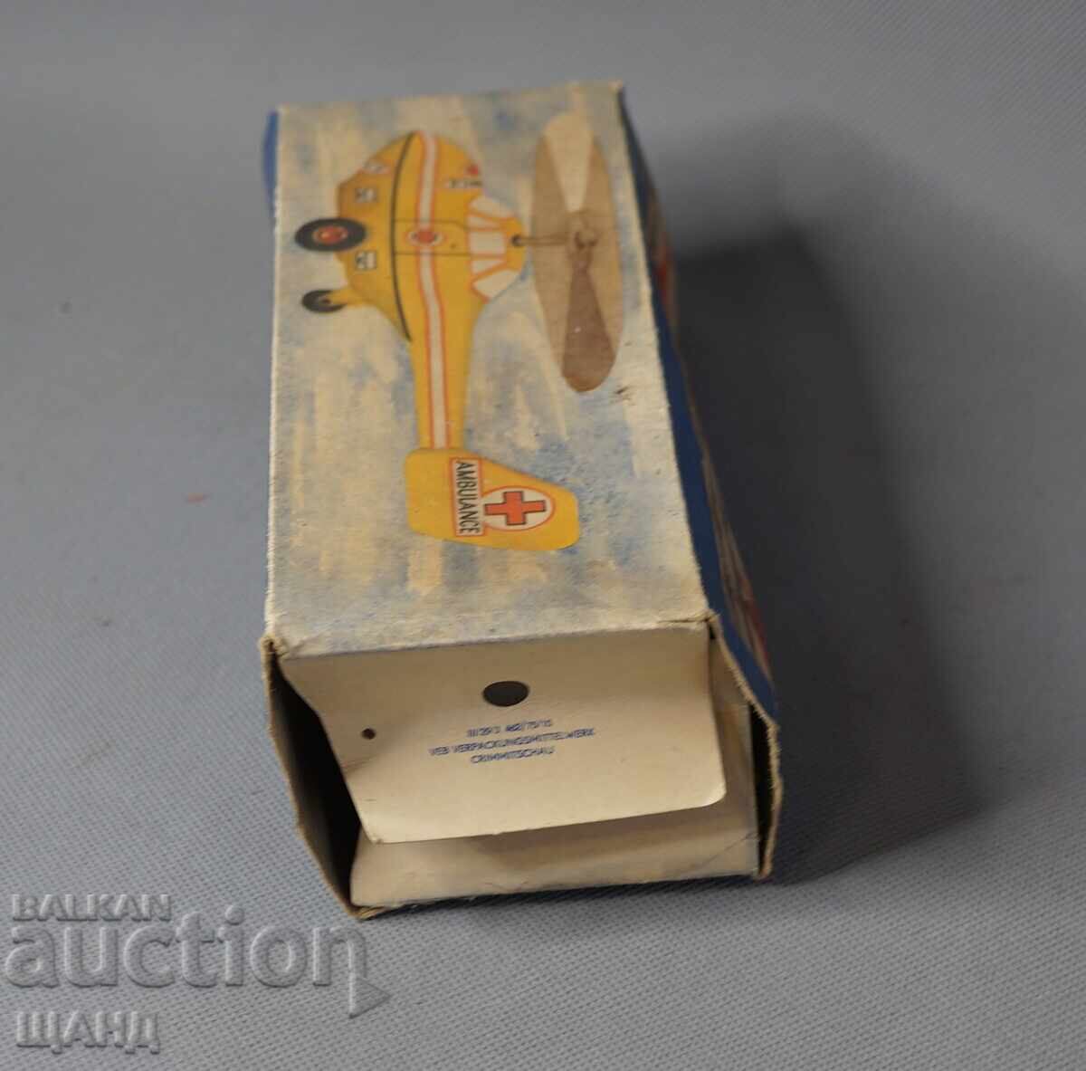 Licitație Cutie veche germană pentru model de jucărie elicopter ambulanță