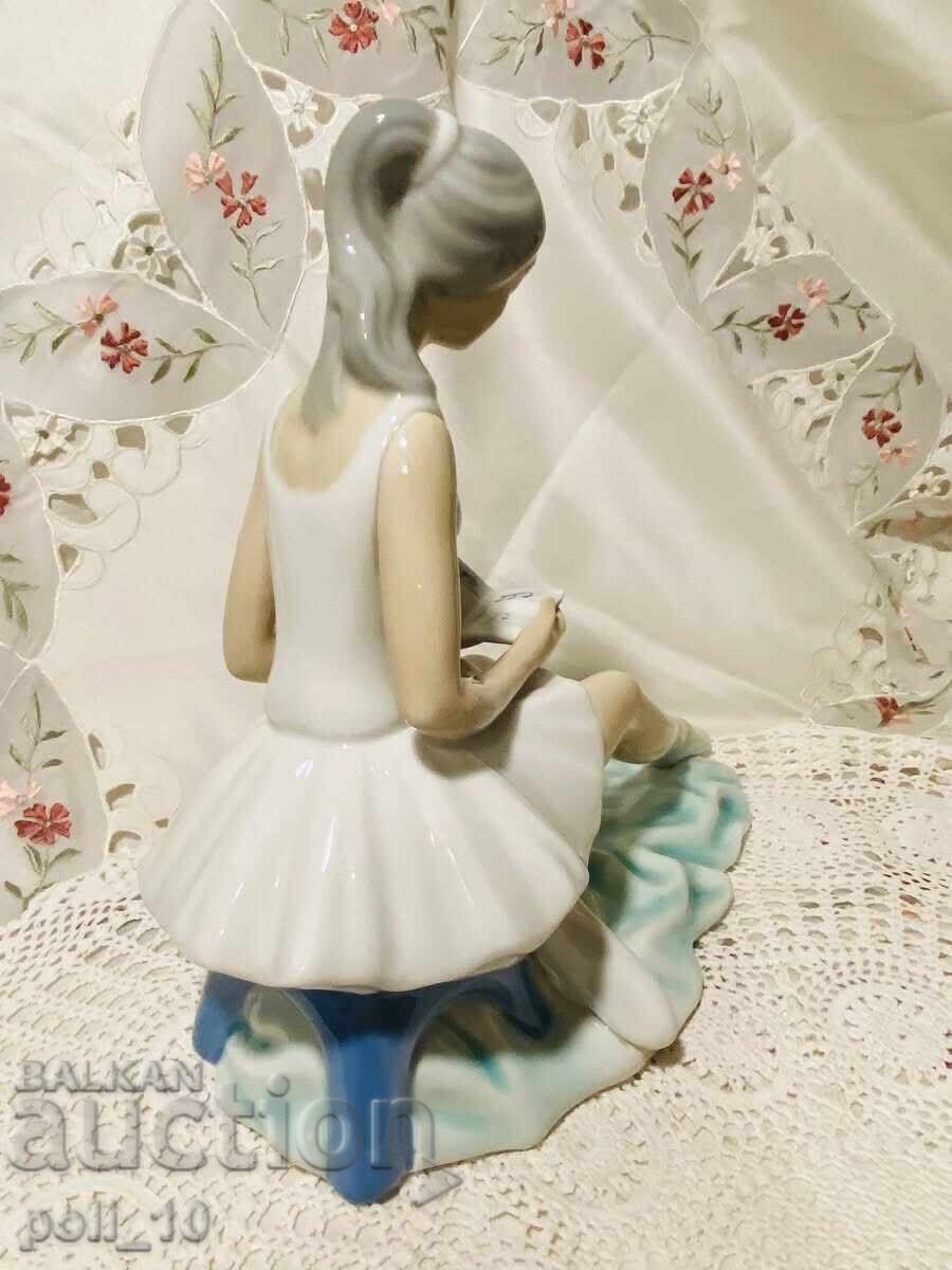Livrarea figurina de portelan