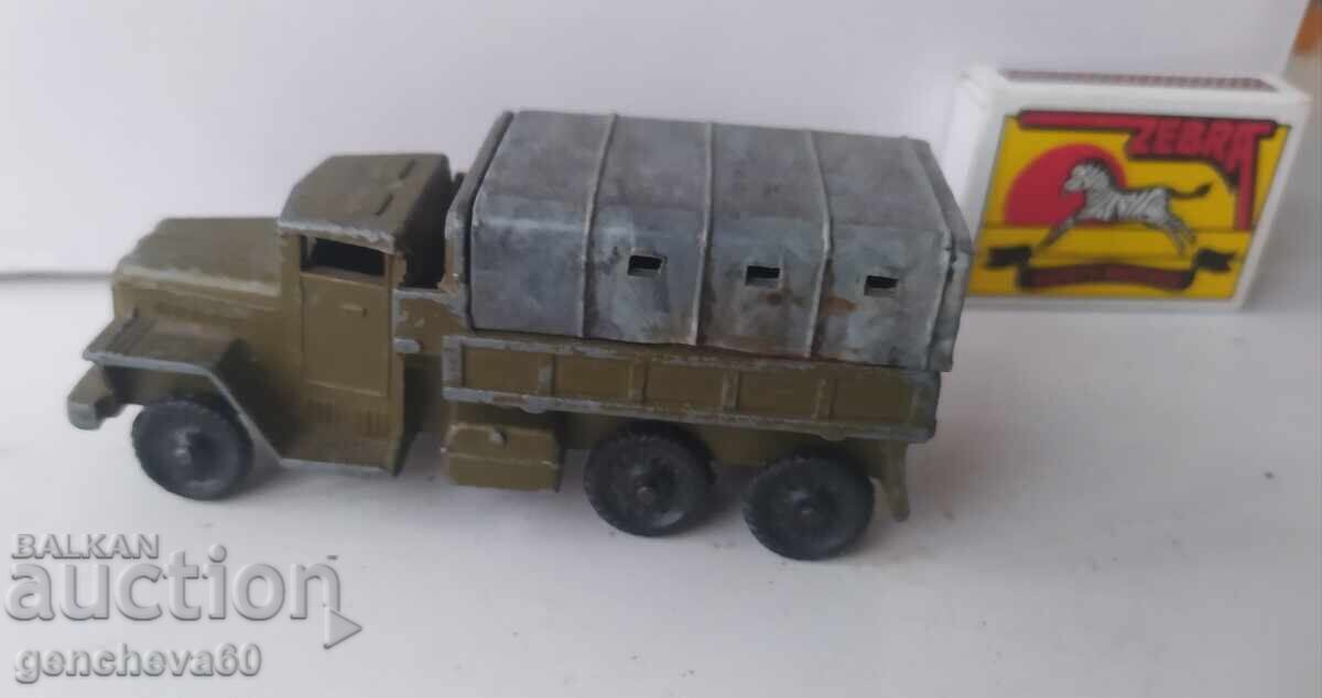 Livrarea Vechi camion militar rusesc din metal