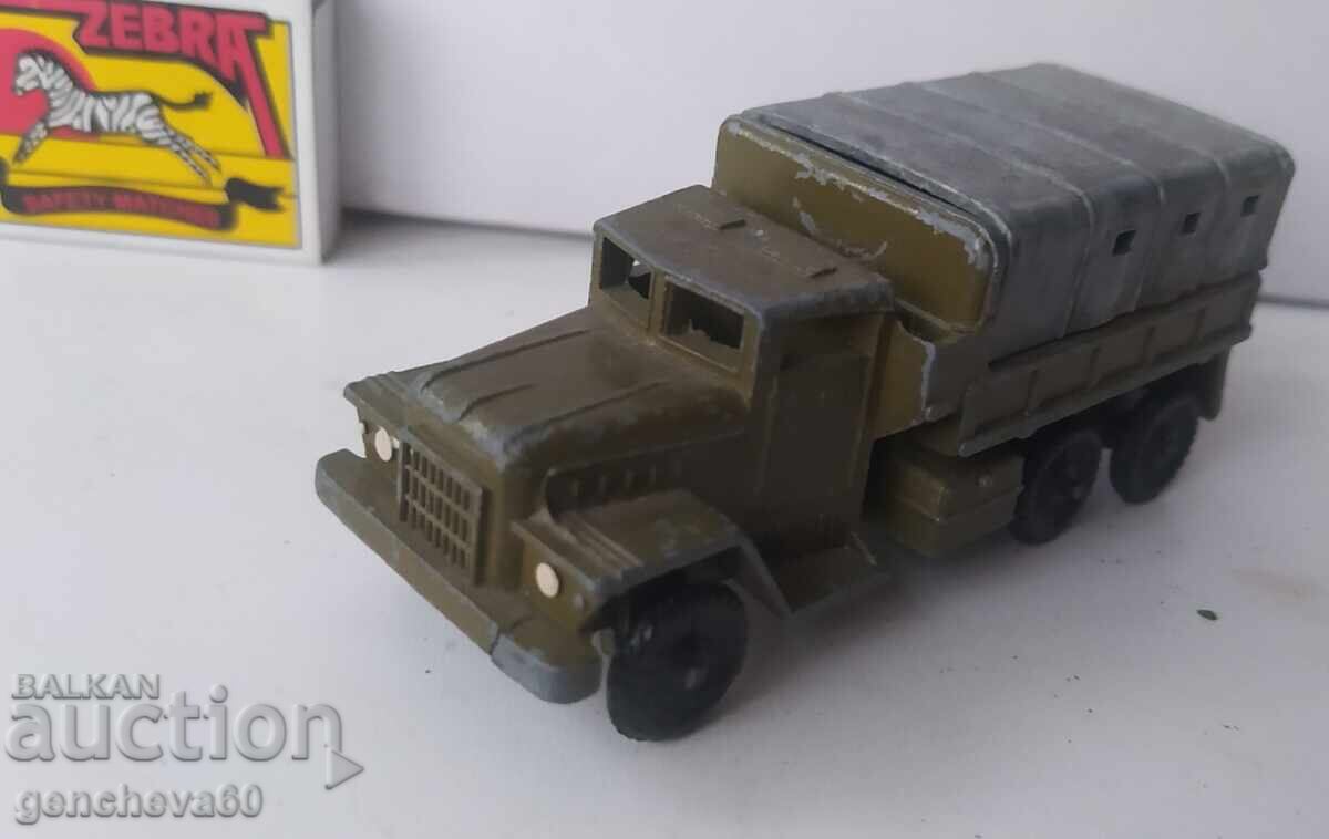 Vechi camion militar rusesc din metal