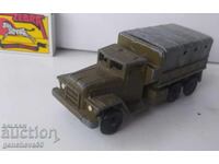 Vechi camion militar rusesc din metal