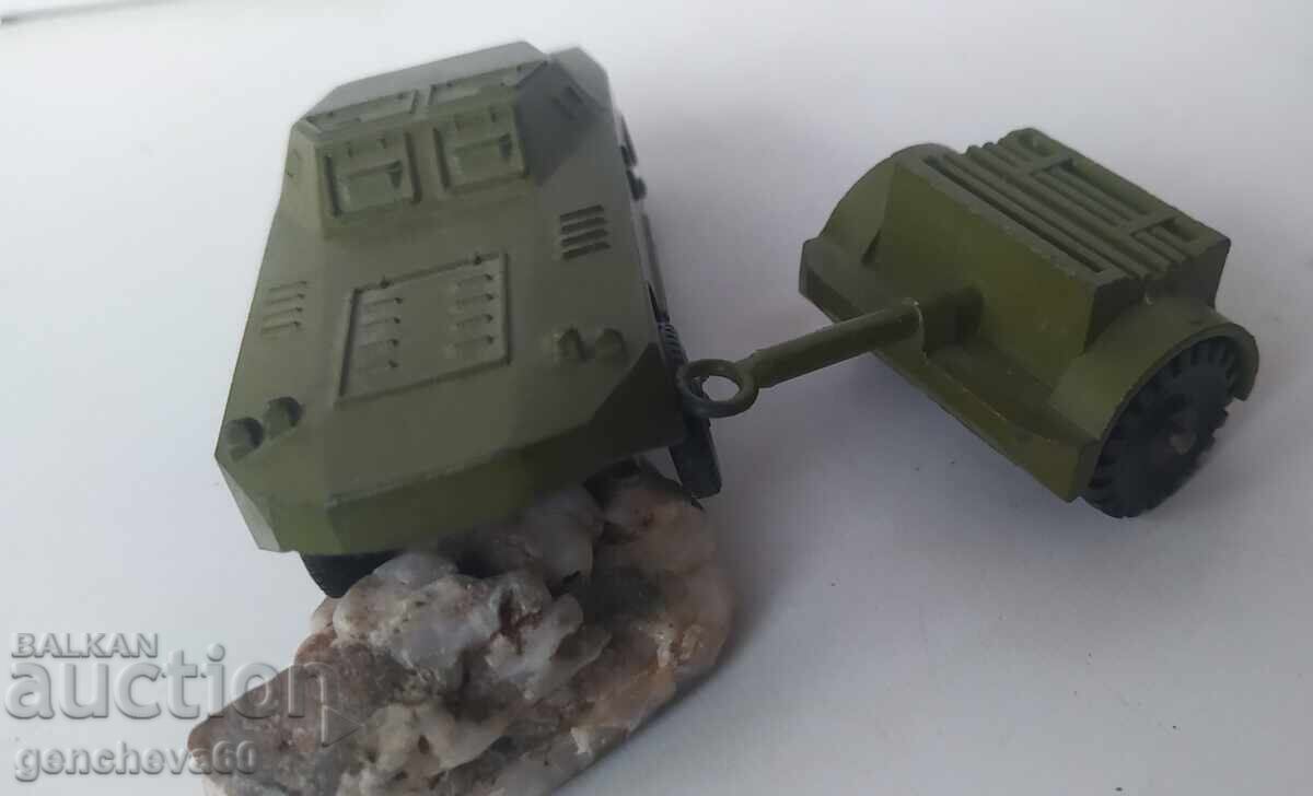 Licitație Vehicul blindat sovietic BRDM-1 cu remorcă Licitație Vehicul blindat sovietic BRDM-1 cu remorcă