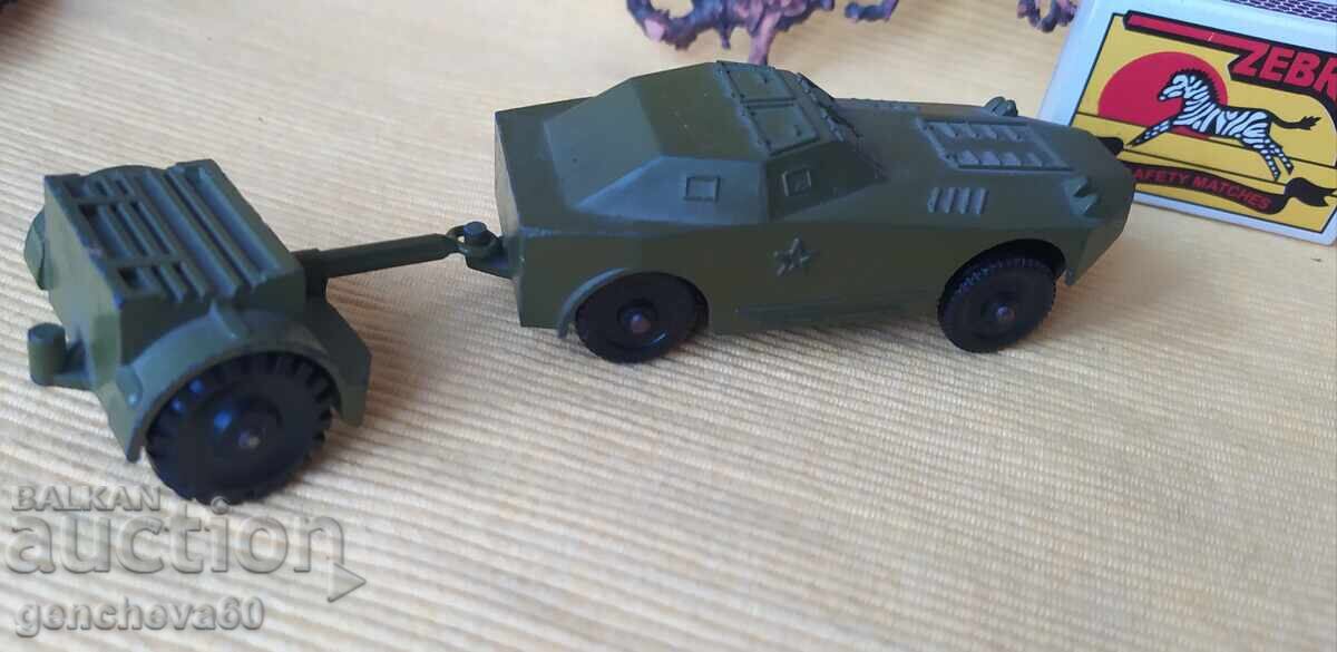 Vehicul blindat sovietic BRDM-1 cu remorcă Vehicul blindat sovietic BRDM-1 cu remorcă