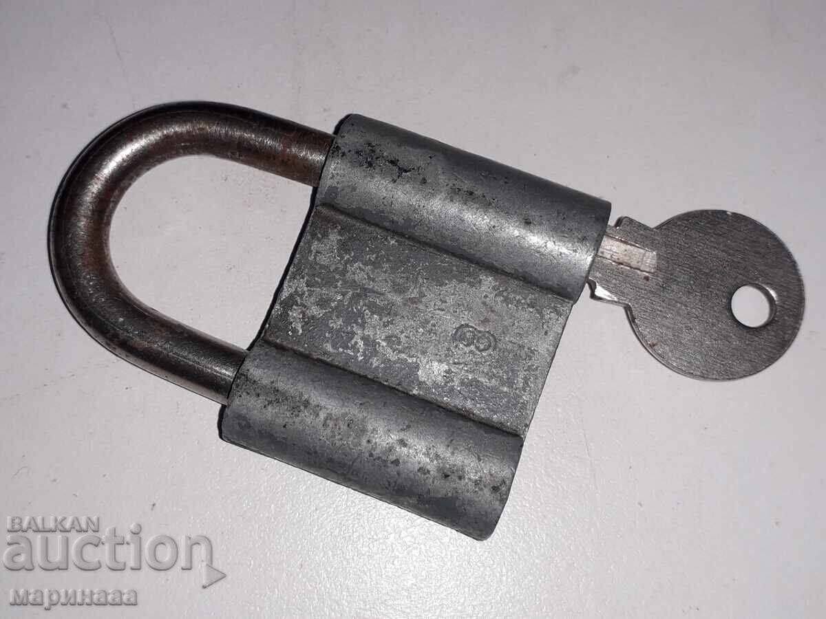 Auction  OLD PADLOCK. BG