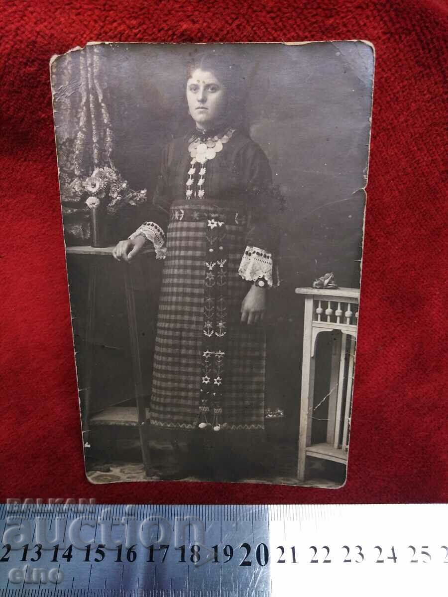 ΒΑΣΙΛΙΚΗ ΕΙΚΟΝΑ, ΚΟΣΤΟΥΜΙΑ