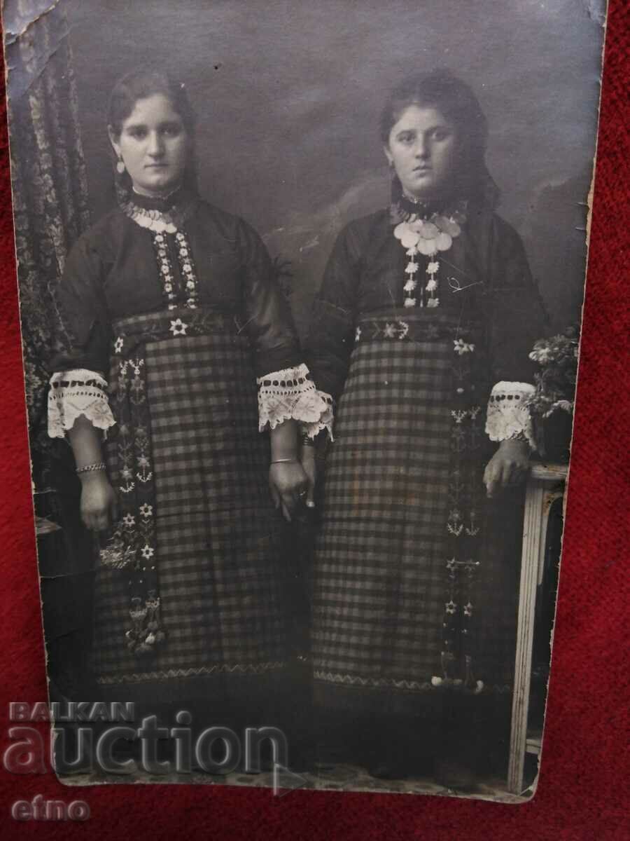 ΒΑΣΙΛΙΚΗ ΕΙΚΟΝΑ, ΚΟΣΤΟΥΜΙΑ, πούλιες, κορδόνι με τιμή € 0.01 | 0.02 BGN