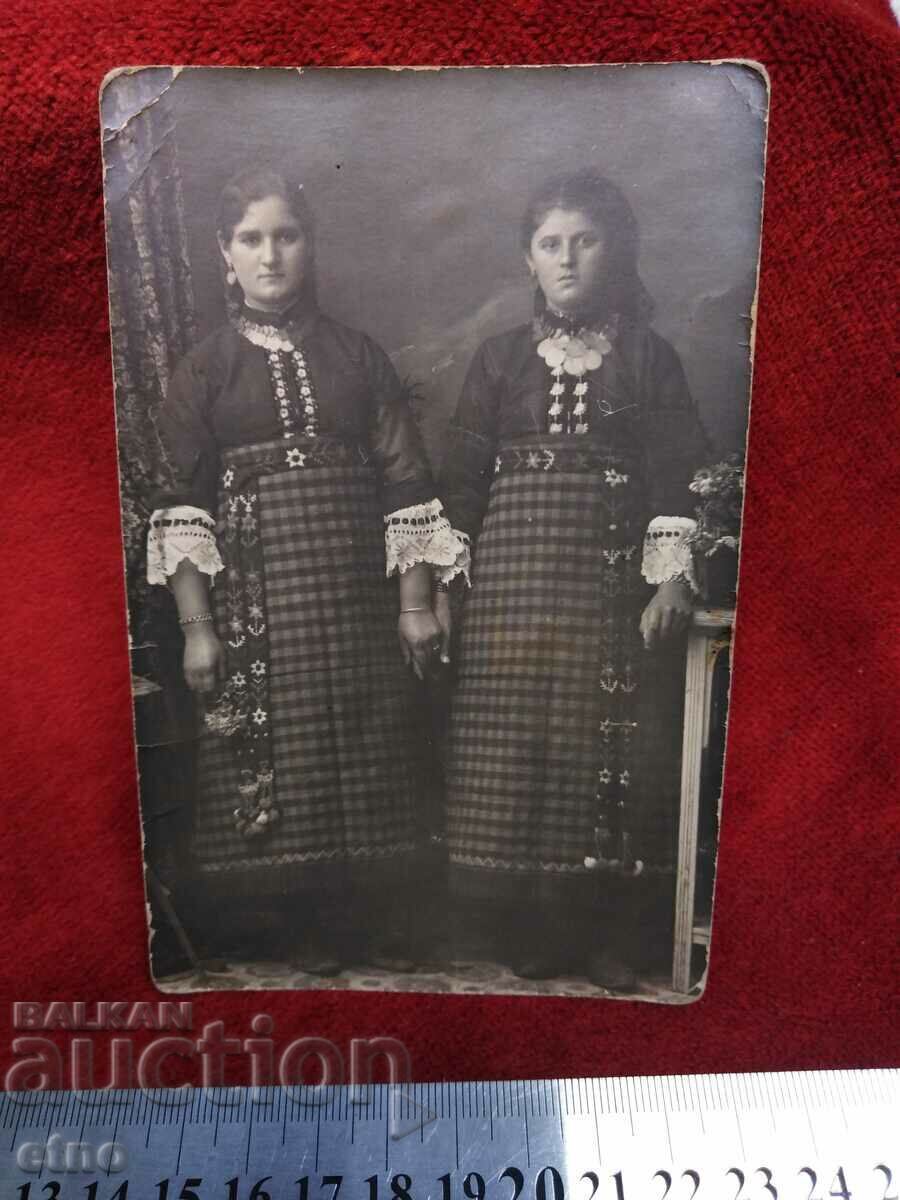 ΒΑΣΙΛΙΚΗ ΕΙΚΟΝΑ, ΚΟΣΤΟΥΜΙΑ, πούλιες, κορδόνι
