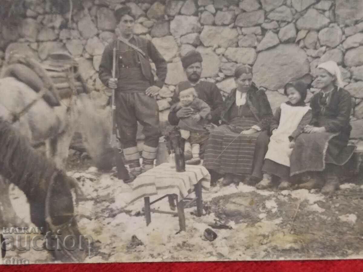 ΒΑΣΙΛΙΚΗ ΕΙΚΟΝΑ- ΚΟΣΤΟΥΜΙΑ
