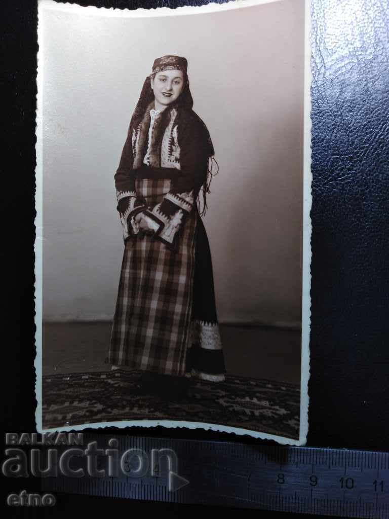FOTOGRAFIE REGALĂ-1937,-COSTUM POPULAR DIN RODOPI, fir, găitan FOTOGRAFIE REGALĂ-1937,-COSTUM POPULAR DIN RODOPI, fir, găitan
