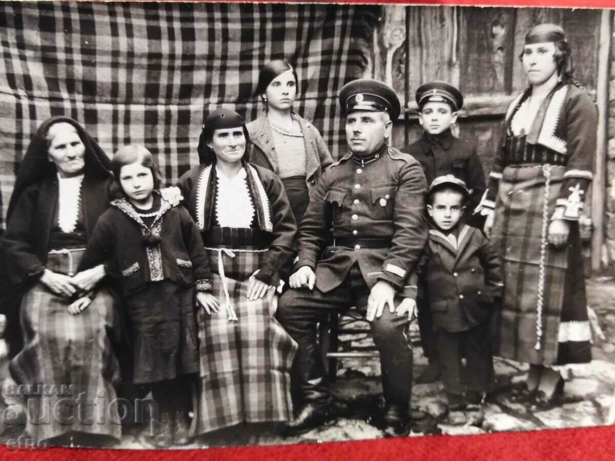 ΒΑΣΙΛΙΚΗ ΦΩΤΟΓΡΑΦΙΑ - ΡΟΔΕΣΙΑΚΗ ΦΟΡΕΣΗ, Στολή
