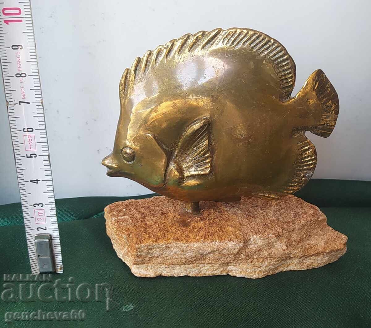 Sculptură din bronz de autor „Peștișorul de aur”