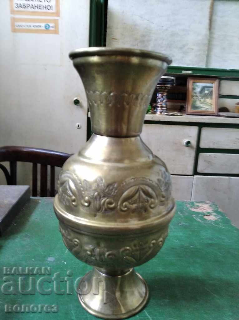 Vază veche de alamă