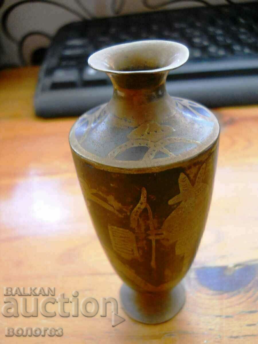 Livrarea Mică vază de bronz cu motive egiptene antice
