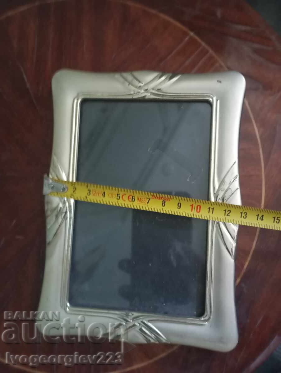 Ramă foto din metal argintat cu preț € 22.00 | 43.03 BGN Ramă foto din metal argintat cu preț € 22.00 | 43.03 BGN