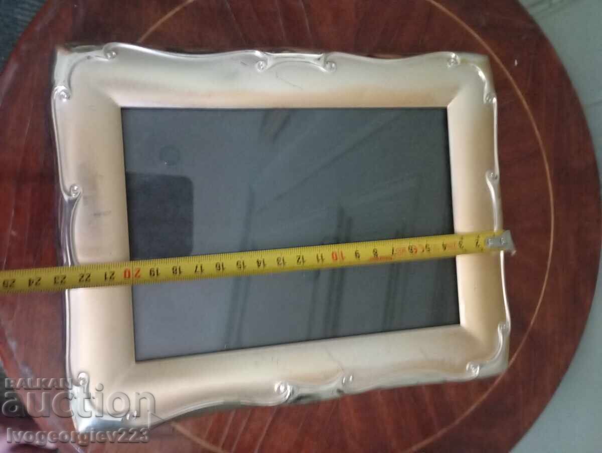 Licitație Ramă foto din metal argintat Licitație Ramă foto din metal argintat