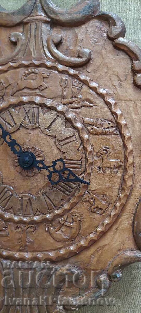 Licitație Ceas sculptat în lemn pentru cunoscători Licitație Ceas sculptat în lemn pentru cunoscători