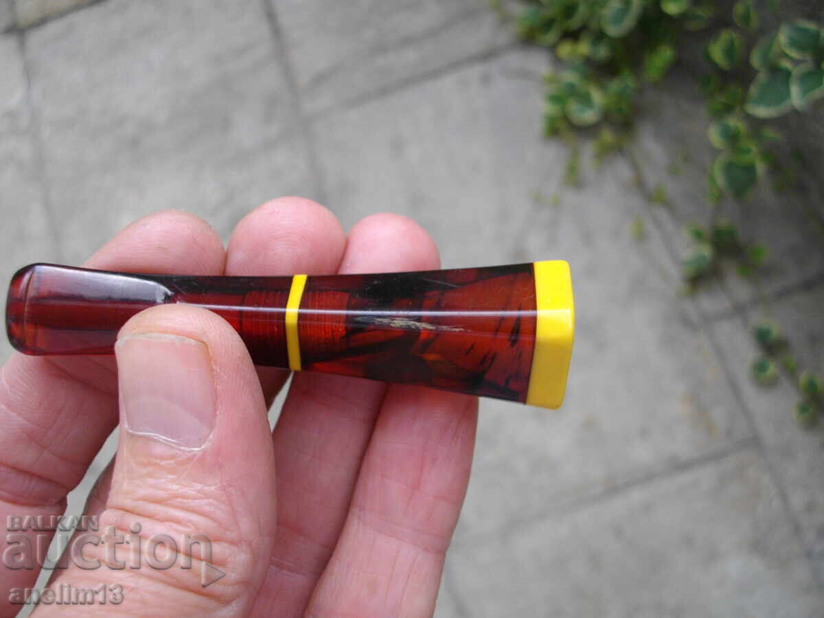 Delivery of OLD AMBER CIGAR HOLDER