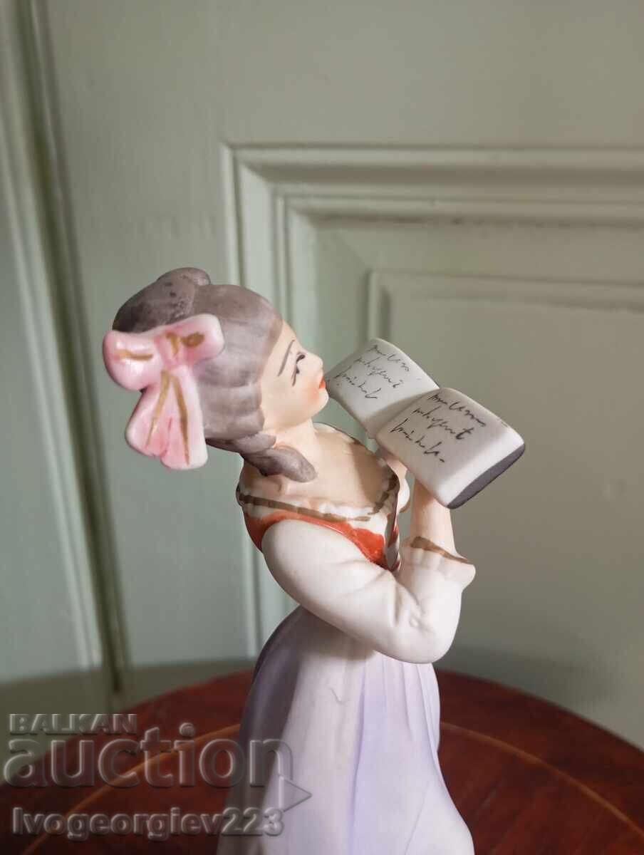 Delivery of Porcelain figurine Delivery of Porcelain figurine