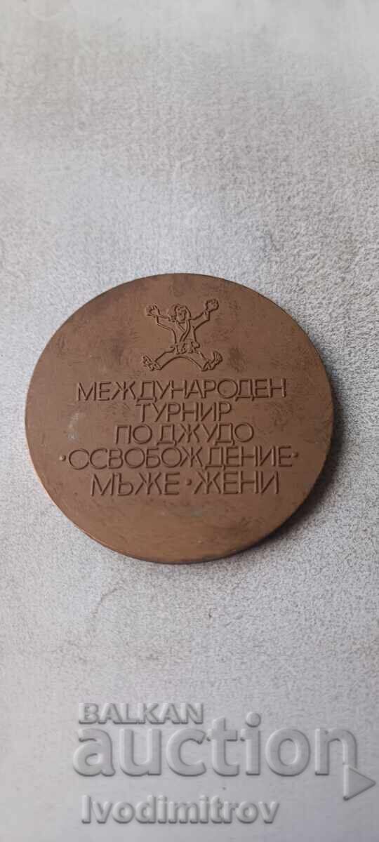 Плакет Межд. студ. трурнир по джудо Освобождение мъже и жени с цена € 4.36 | 8.53 лв.
