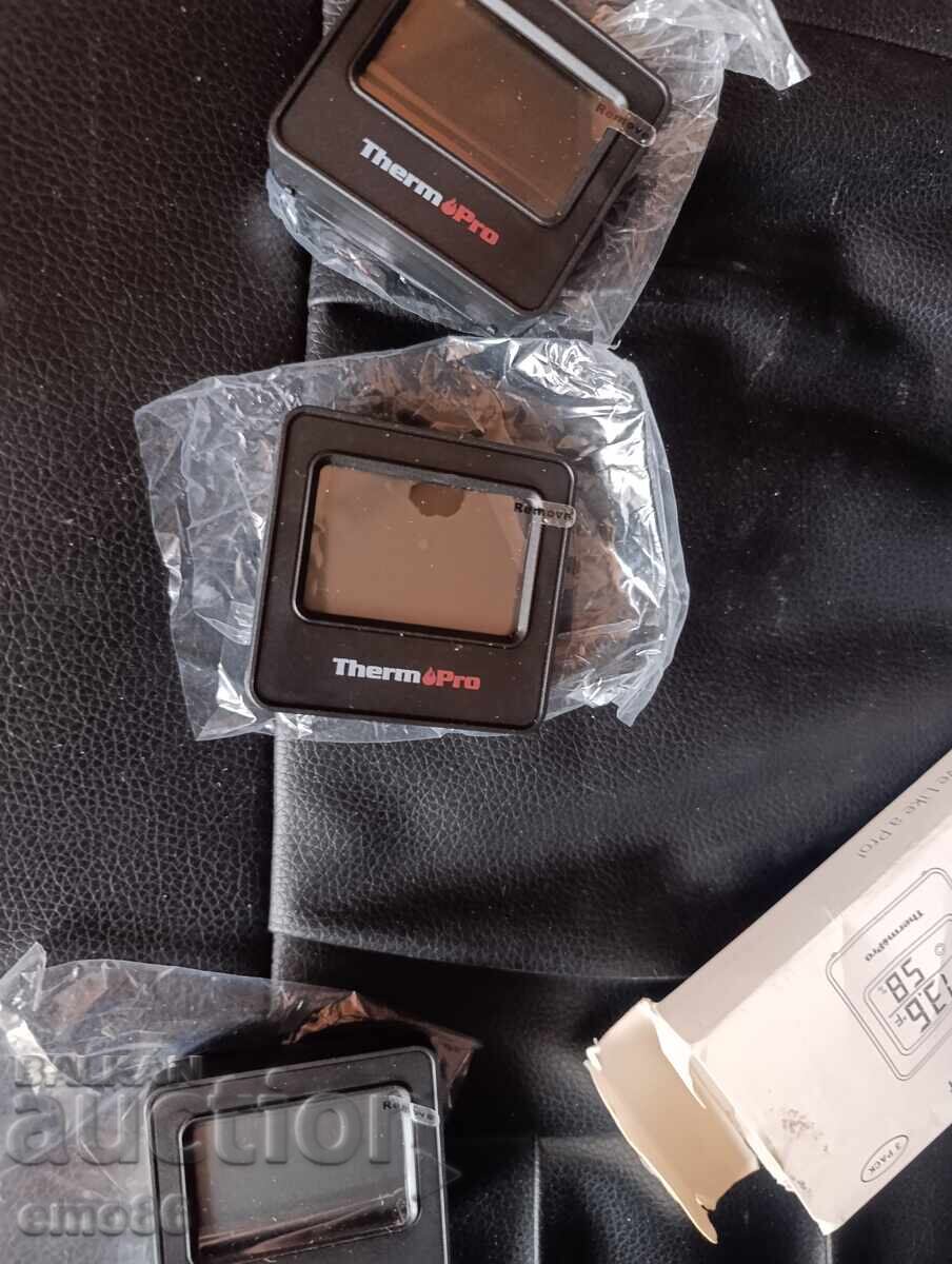 Auction  Three pieces for measuring humidity and temperature