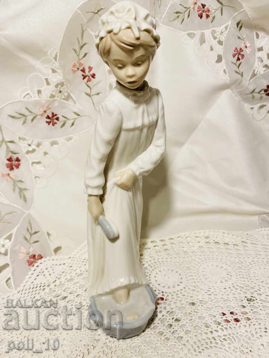 figurina de portelan cu preț € 43.00 | 84.10 BGN