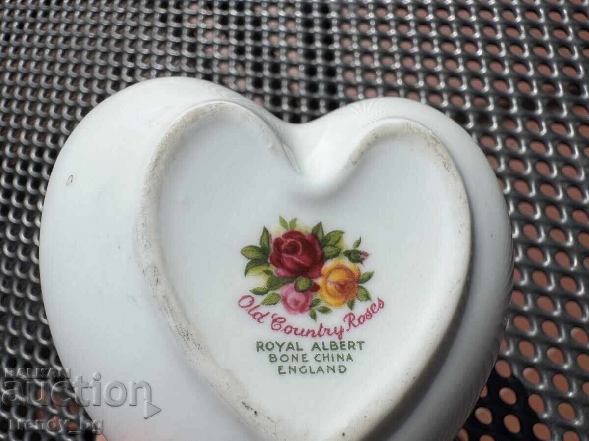Vază din porțelan în formă de inimă de la Royal Albert cu preț € 18.00 | 35.21 BGN