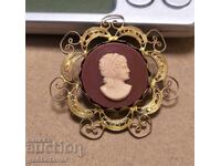 BEAUTIFUL VINTAGE CAMEO BROOCH!