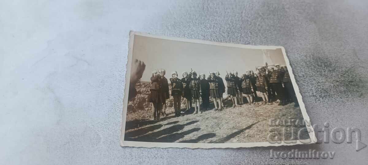 Φωτογραφία Κορίτσια με χαιρετισμό Πάντα έτοιμα Φωτογραφία Κορίτσια με χαιρετισμό Πάντα έτοιμα