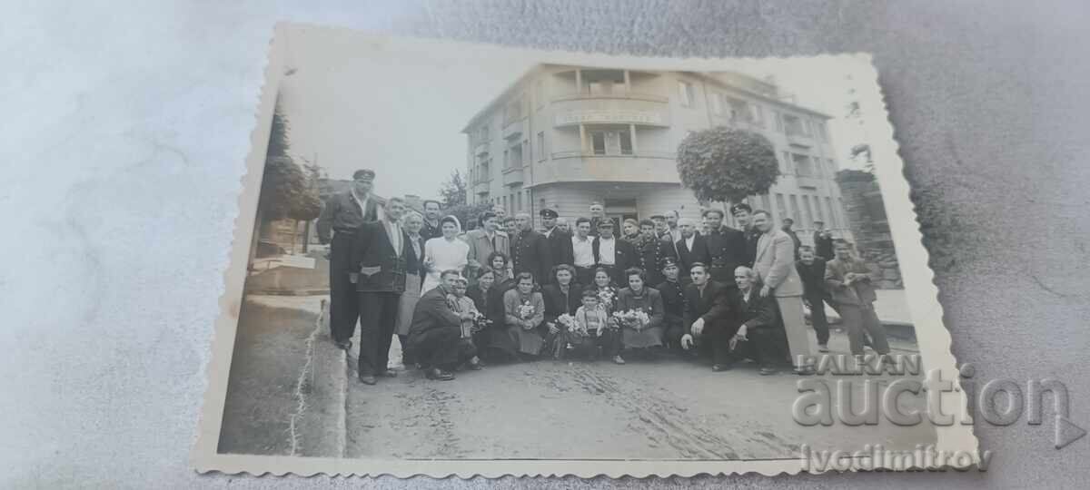 Foto Bărbați, femei și copii pe stradă