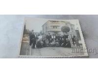 Foto Bărbați, femei și copii pe stradă