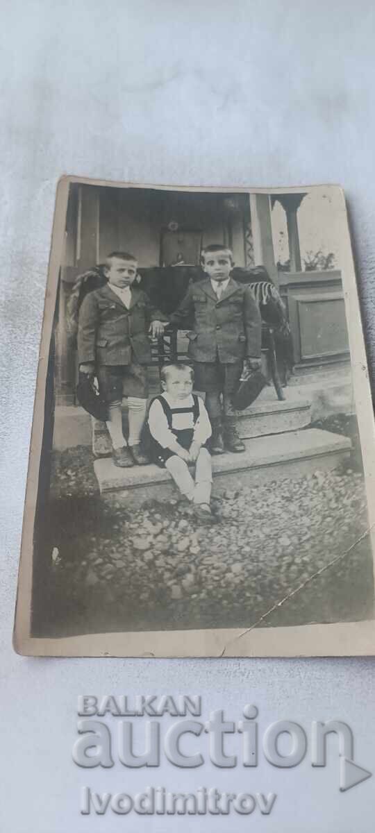 Fotografie Copii în fața foișorului din curtea gospodăriei 1930